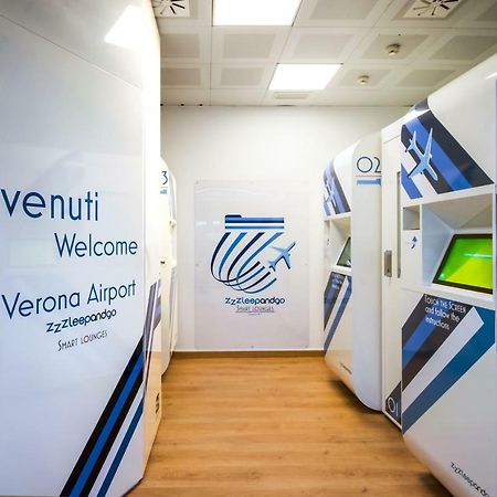 Готель Resting Pods - Zzzleepandgo Vrn Verona Airport Казелле-ді-Соммакампаньа Екстер'єр фото