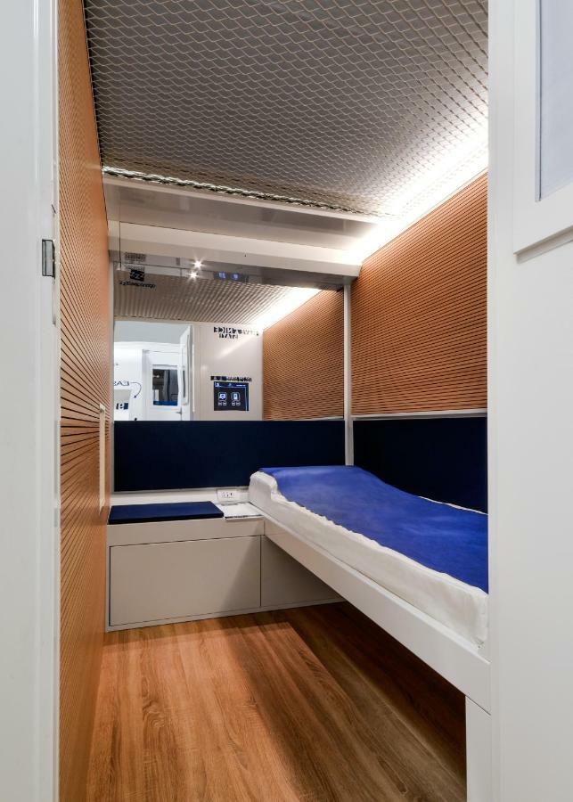 Готель Resting Pods - Zzzleepandgo Vrn Verona Airport Казелле-ді-Соммакампаньа Екстер'єр фото