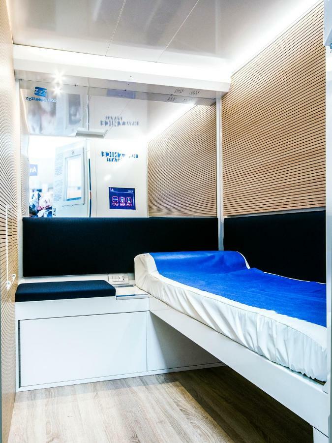 Готель Resting Pods - Zzzleepandgo Vrn Verona Airport Казелле-ді-Соммакампаньа Екстер'єр фото