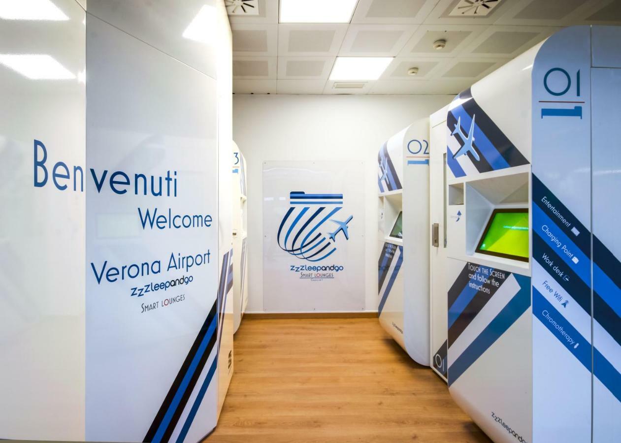 Готель Resting Pods - Zzzleepandgo Vrn Verona Airport Казелле-ді-Соммакампаньа Екстер'єр фото